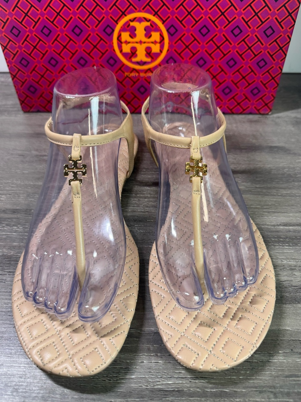 Tory Burch Marion Quilted Nude Beige Logo T-Strap Sandals size 8.5 IMMACULATE